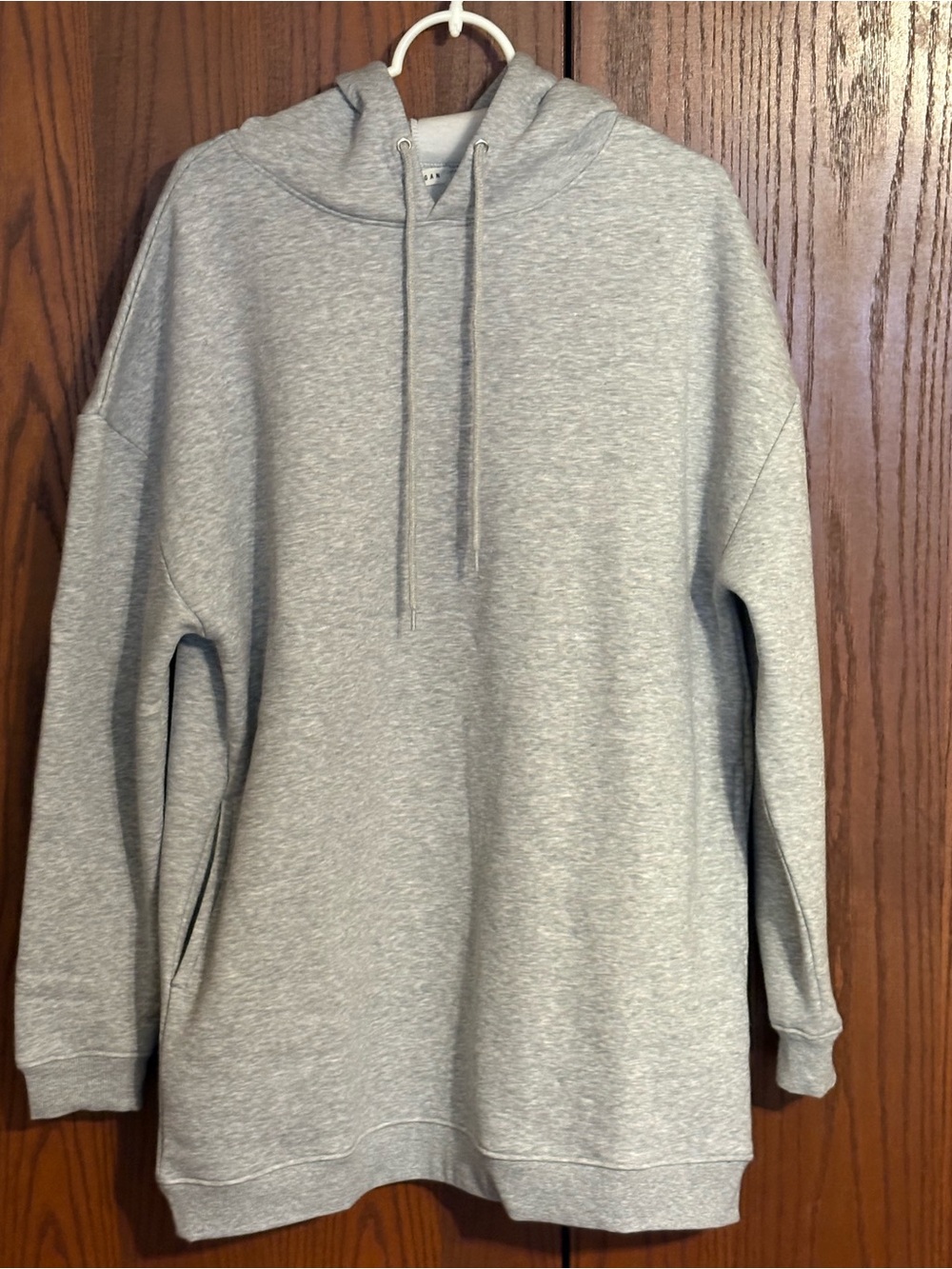 Sweatshirt Pullover Hoodie in Heather Gray has pockets